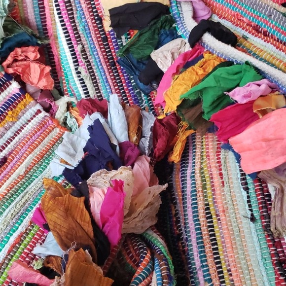 NWT Multicolor Ribbon Frayed Chindi 48"×66" Rug - Picture 4 of 7